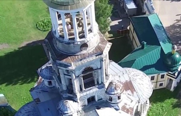 Drone filma a pareja teniendo sexo en cúpula de iglesia