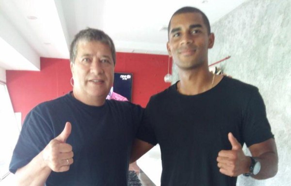 Tony Taylor, junto al técnico Hernán ‘Bolillo' Gómez.