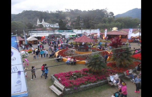 El hermoso paisaje y el agradable clima del distrito de Boquete atraen a muchos turistas.