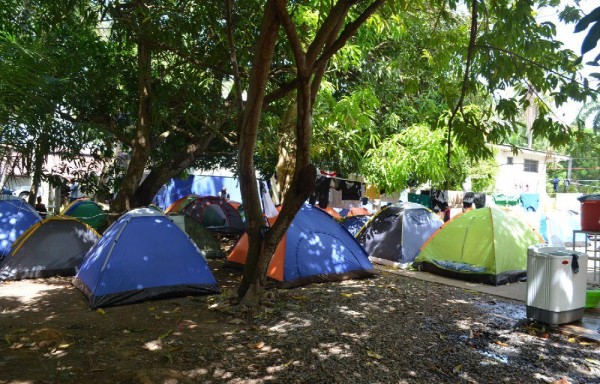 Muchos duermen en carpas instaladas en el patio de Caritas