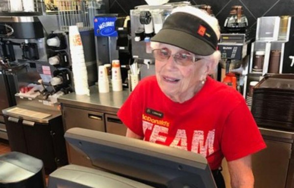 Loraine Maurer tiene 94 años y hace 44 trabaja en McDonald's