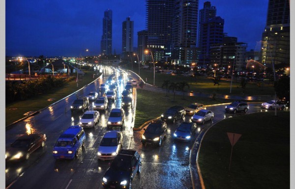 3:00 de la tarde Desde esta hora en adelante se forma un enorme tranque hacia Panamá Oeste, de lunes a viernes hasta altas horas de la noche. La multa correspondiente por desatender señales tiene un costo aproximado de 25 dólares.