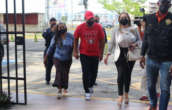 Se presentó con sus abogados y su pareja.