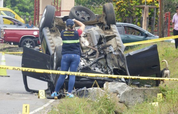 Vehículo chocó con una esquina de una alcantarilla.