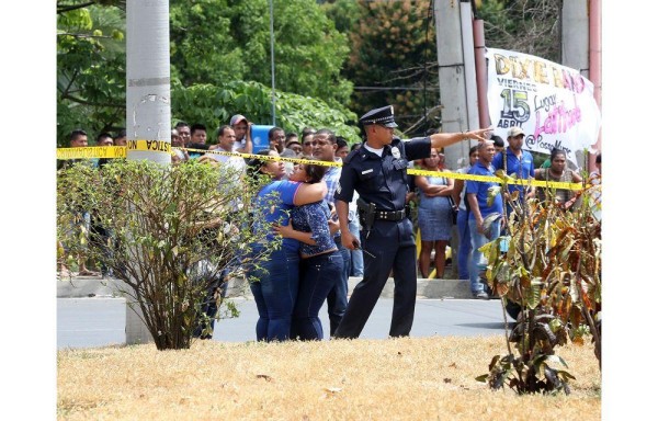 Familiares de la mujer asesinada consternados.