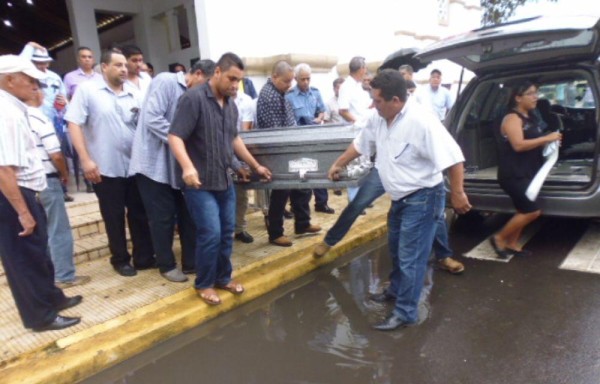 Deben brincar en la entrada de la iglesia.