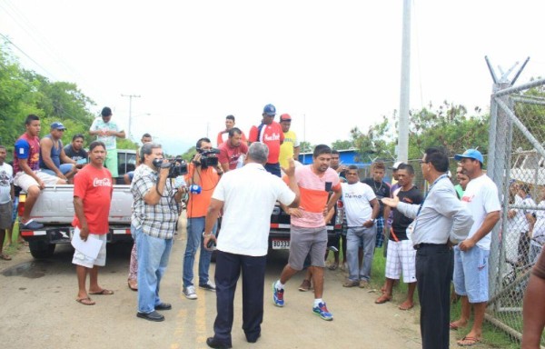 Los trabajadores del mar bloquearon la entrada al puerto por varias horas.