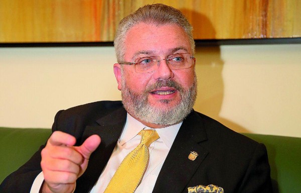 Milton Henríquez, nuevo embajador.