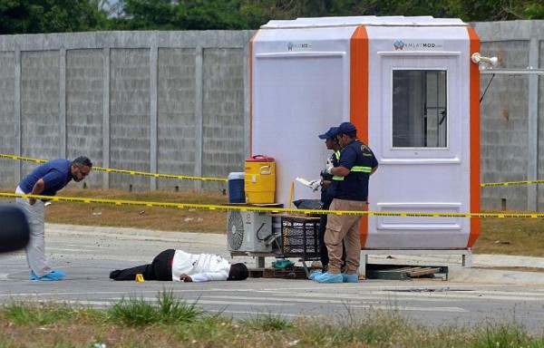 Se escucharon dos detonaciones y fue el conductor de un vehículo pesado quien vio el cuerpo tirado en el piso.