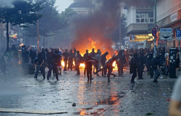 La policía advirtió que la presencia de personas enmascaradas está prohibida.