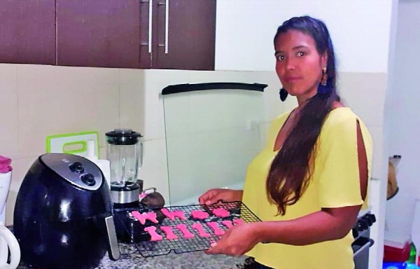 Desde casa ha preparado decenas de pedidos que son enviados a Panamá y Panamá Oeste.