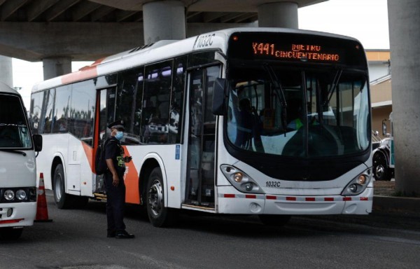 Siguen las quejas por la mala frecuencia de los metrobuses.