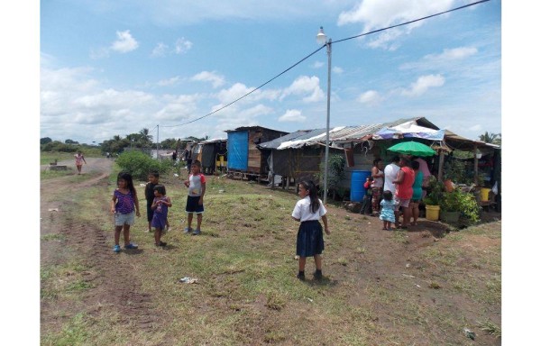 Las familias tienen orden de desalojo y no saben qué harán hasta que les entreguen los apartamentos.