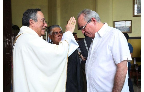 El presidente de la Corte, José Ayú Prado, fue bendecido ayer, antes de la Eucaristía por la novena a Don Bosco.