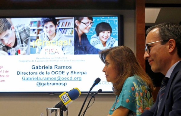 La directora de la OCDE, Gabriela Ramos (i), y el coordinador de la UDG, Carlos Moreno Arellano (d),