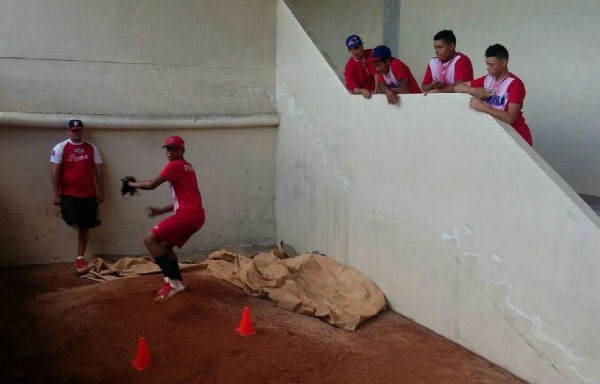 Los lanzadores hicieron ‘bullpen' ayer fuera del terreno.