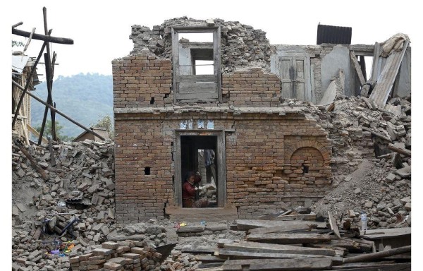 Mujer en los escombros de su hogar, destrozado en el terremoto que asoló Nepal.