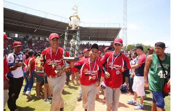 Los jugadores hacen su recorrido en el terreno.