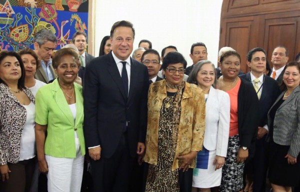 Miembros de la CAN junto al presidente Juan Carlos Varela.