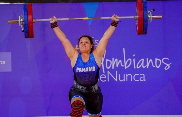 La pesista Mariadni Batista con sus preseas.