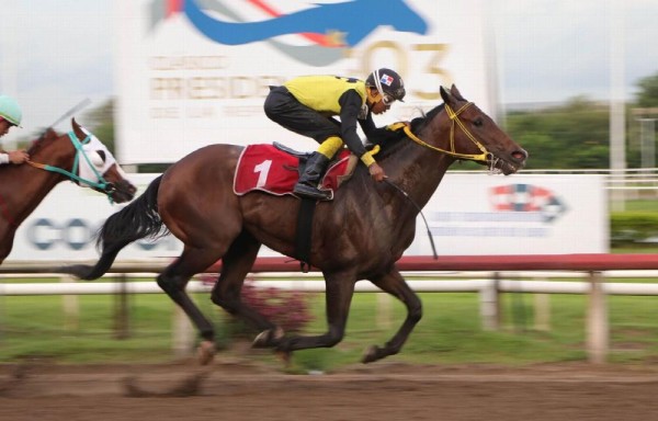 ‘Mr. Santi' cierra fuerte para mandar de la pista