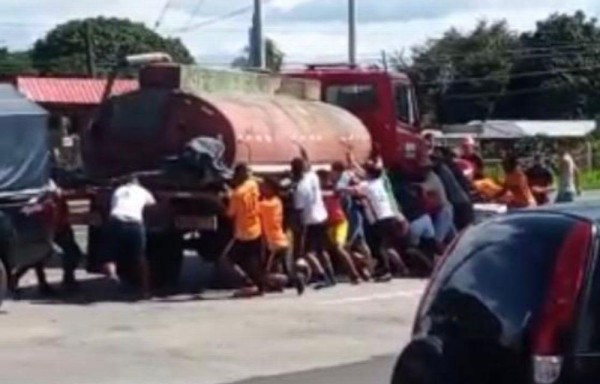 Transeúntes tratando de sacar el auto