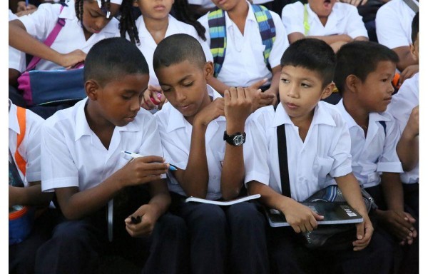 Con mucho ánimos estudiantes de la escuela Pedro J. Sosa, en Calidonia iniciaron el año escolar 2016.