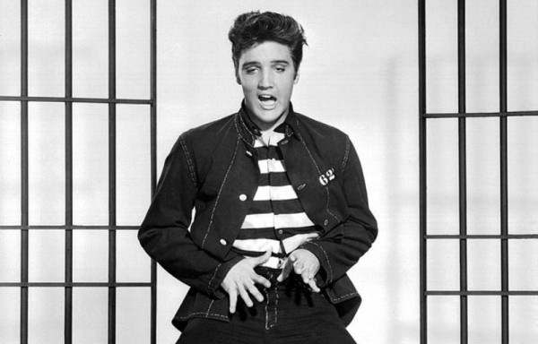Elvis realiza su provocativo baile