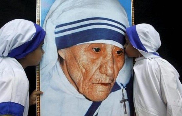 A la Madre Teresa de Calcuta se le atribuye la sanación milagrosa del brasileño Marcilio Haddad Andrino .