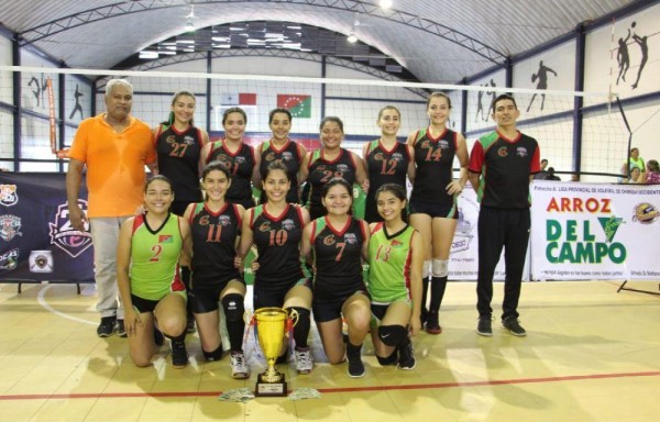 Las jugadoras de Chiriquí Oriente tuvieron que fajarse para vencer a las chicas de Occidente.