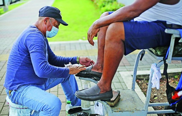 Amado, más de 20 años lustrando zapatos
