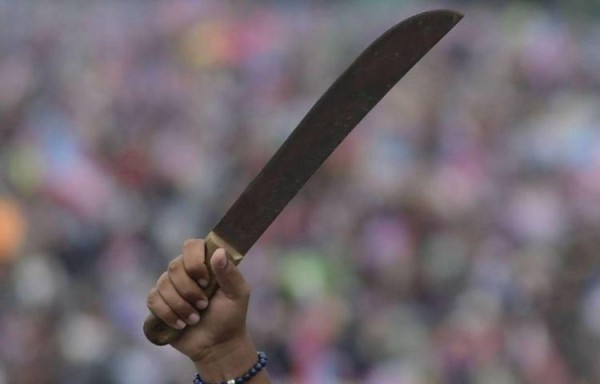 Hombre que atacó a manifestante con machete es buscado por las autoridades