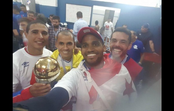 Luis Mejía celebra con sus compañeros y muestra la bandera de Panamá.