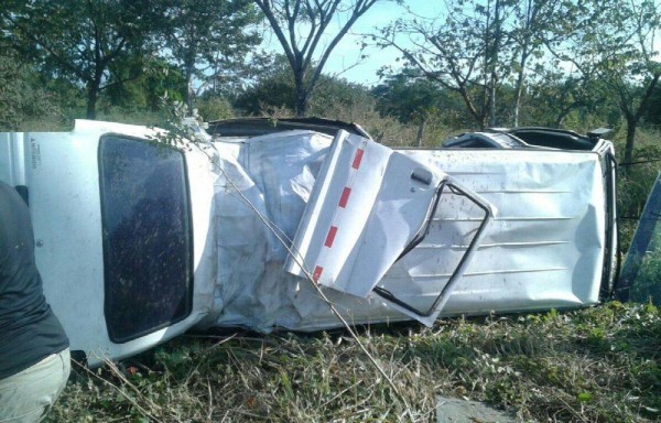 Se conoció que el busito sufrió desperfectos mecánicos, por lo que el conductor perdió el control y se volcó.