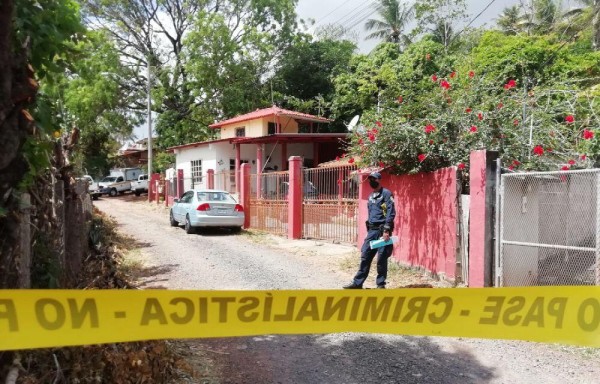 Se presume que la pareja murió a causa de envenenamiento. Se esperan los resultados de la necropsia.