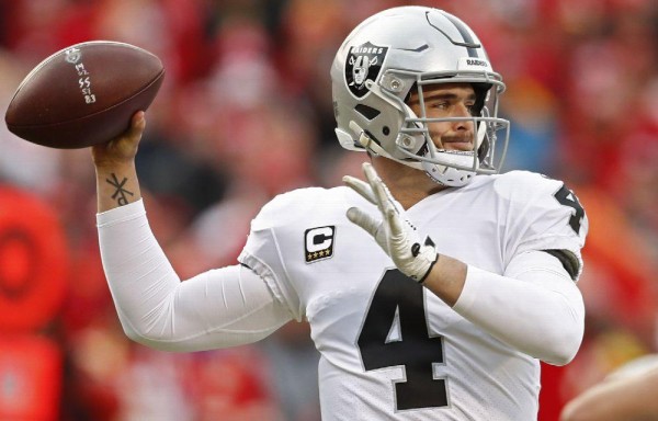 Derek Carr de Las Vegas Raiders acordó por tres años.