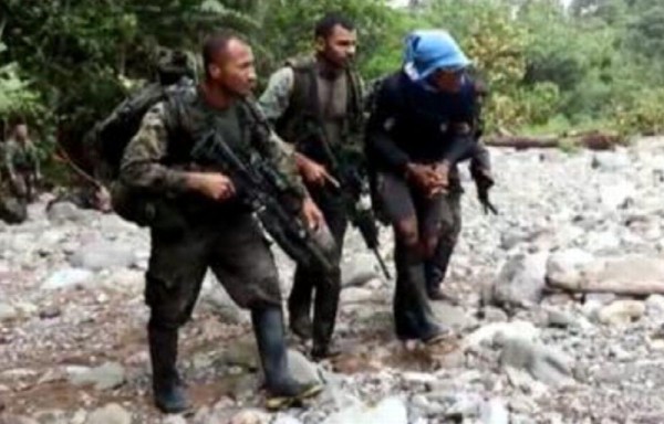 El detenido recibió una herida en el brazo. Este hombre cargaba dos armas.