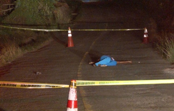 Santa salió corriendo para salvarse, pero cayó muerta en el pavimento.