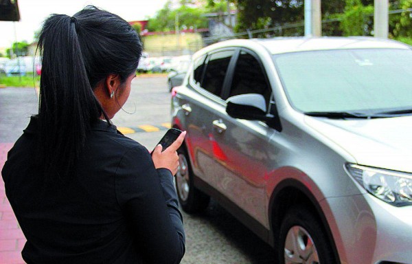 Denuncian que conductores usan perfiles falsos en Uber.