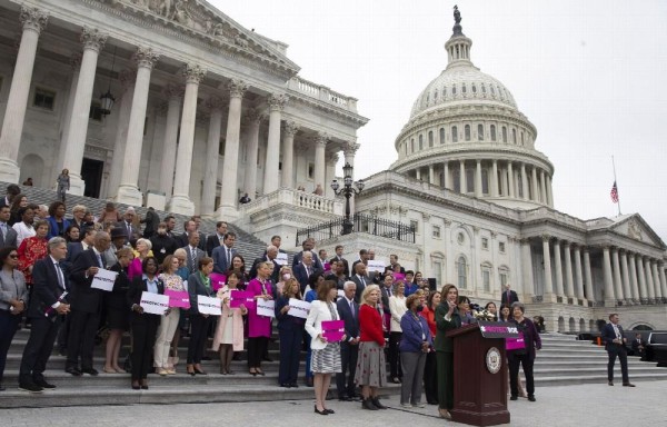 La presidenta de la Cámara de Representantes de EE.UU., Nancy Pelosi (C), habla frente a los demócratas y defensores del derecho al aborto