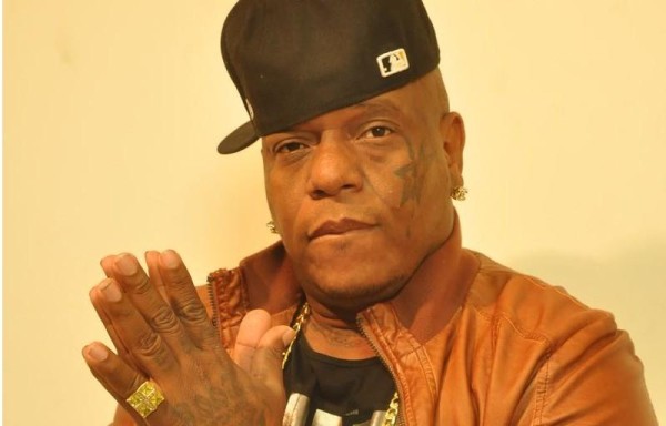 El cantante hizo la denuncia en Telemetro