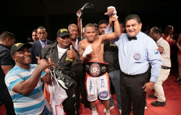 Nuevo campeón Fedelatin superpluma de la AMB.