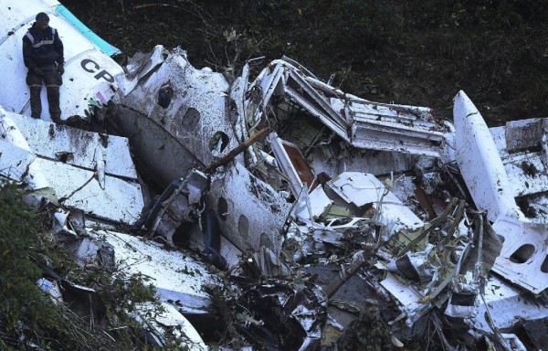 Restos del avión estrellado en la zona montañosa de Colombia.