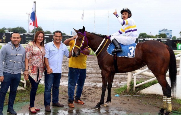 ‘ZAIRA BELLA' GANA SU SEGUNDA EN LA PISTA | La mimada del StudCoco De Bello, ‘Zaira Bella' fue conducida por Diognabi Smith. Tras declararse el oficial ‘Zaira Bella' fue recibida por su propietario José Félix De Bello, junto a su esposa e invitados.