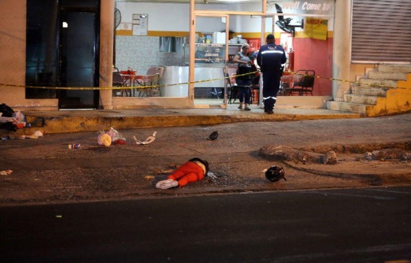 Luis Felipe Serna quedó regado en el suelo, sin su casco, y la moto quedó destrozada.