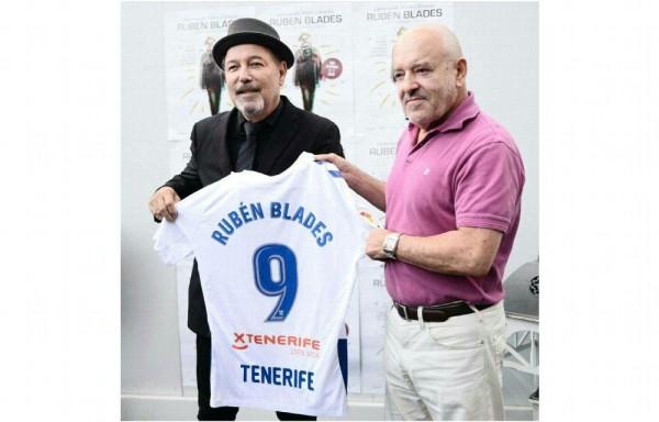 La camiseta de cantautor está perzonalizada.