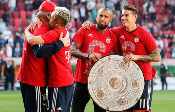 Arturo Vidal (i) y James Rodríguez celebran.