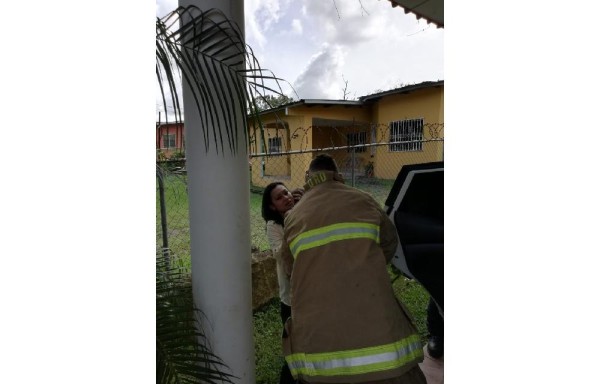 Bomberos rescatan a bebé que quedó atrapado en un carro