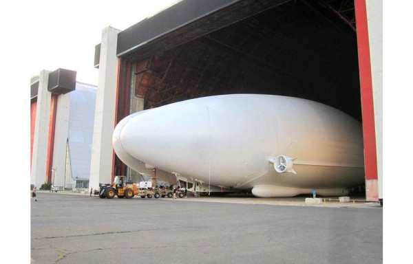 Vehículo híbrido en hangar de construcción en Reino Unido.