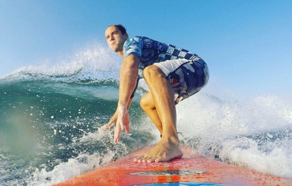 Bastian Barnbeck ha decidido combinar el surf con la educación en Los Santos.